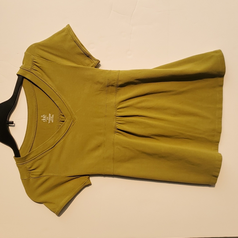 SHORT SLEEVED MATERNITY SHIRT. SIZE SMALL